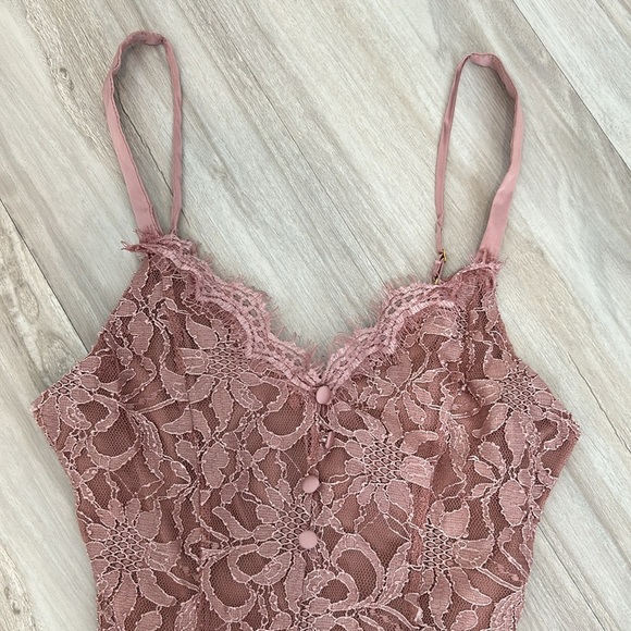 Francesca’s Collections Floral Lace Bodysuit - Picture 2 of 5